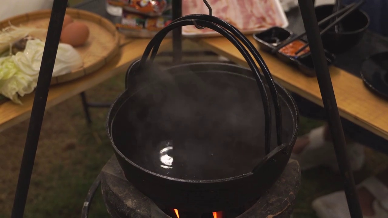 户外露营时烧开煮涮锅的水视频下载