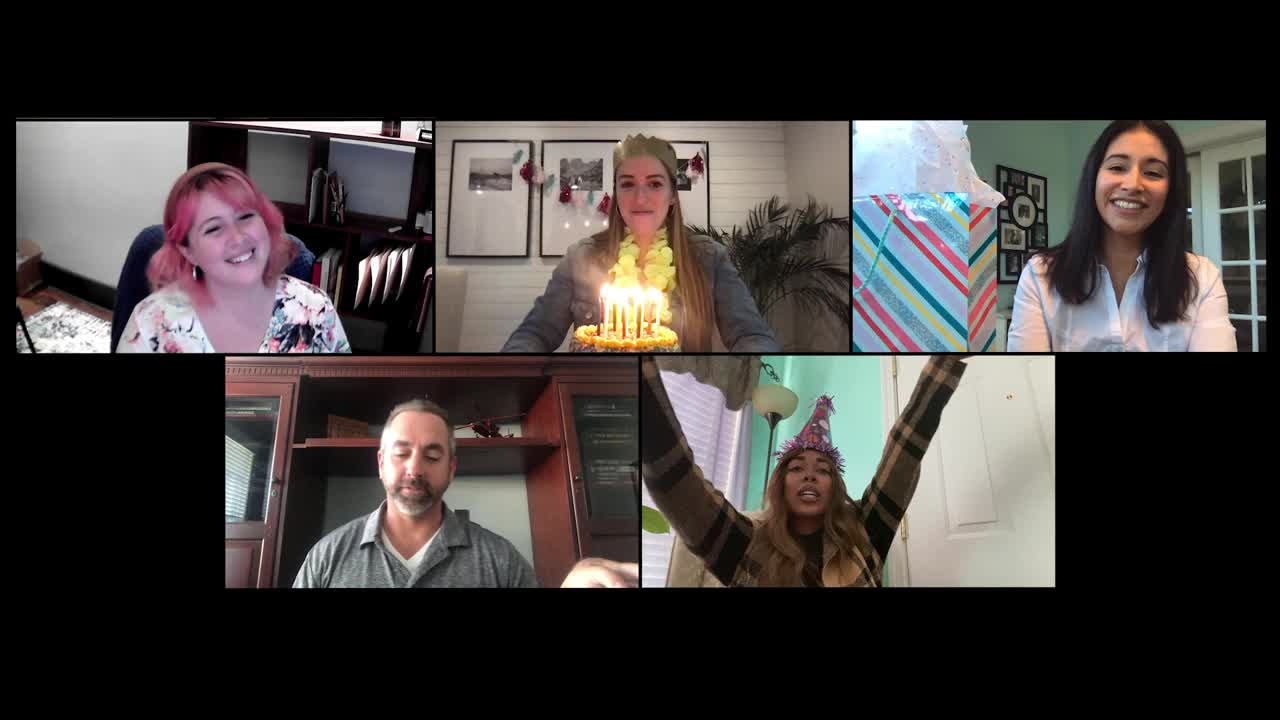 一群朋友在他们的朋友吹灭生日蜡烛时欢呼(音频)视频素材