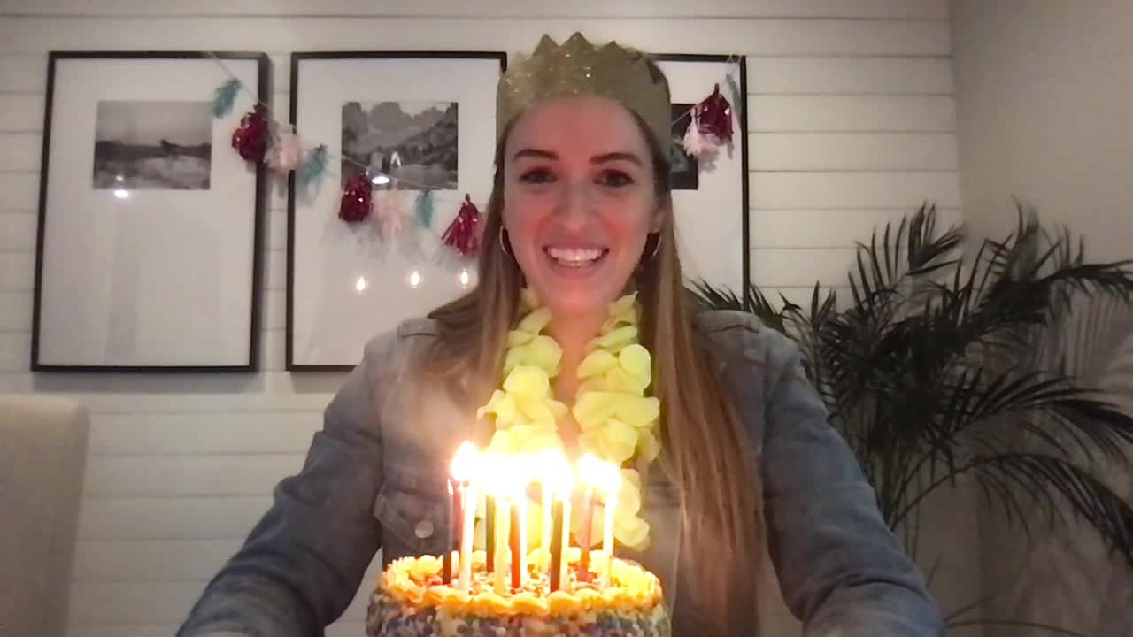 一位年轻女子吹灭她的生日蜡烛视频素材
