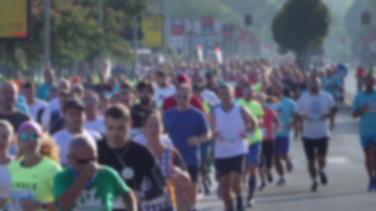 运动员跑马拉松比赛的背景运动视图，视频下载
