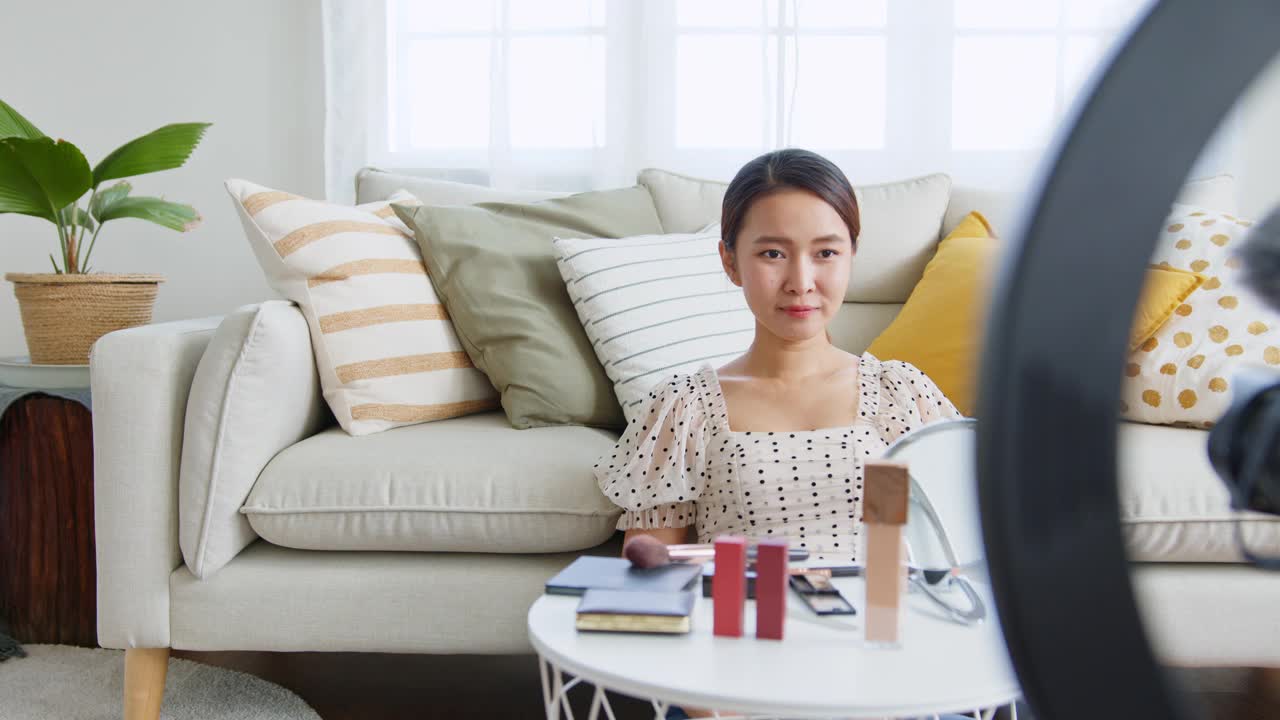 亚洲女性美容博主在社交媒体上直播评论妆容视频素材