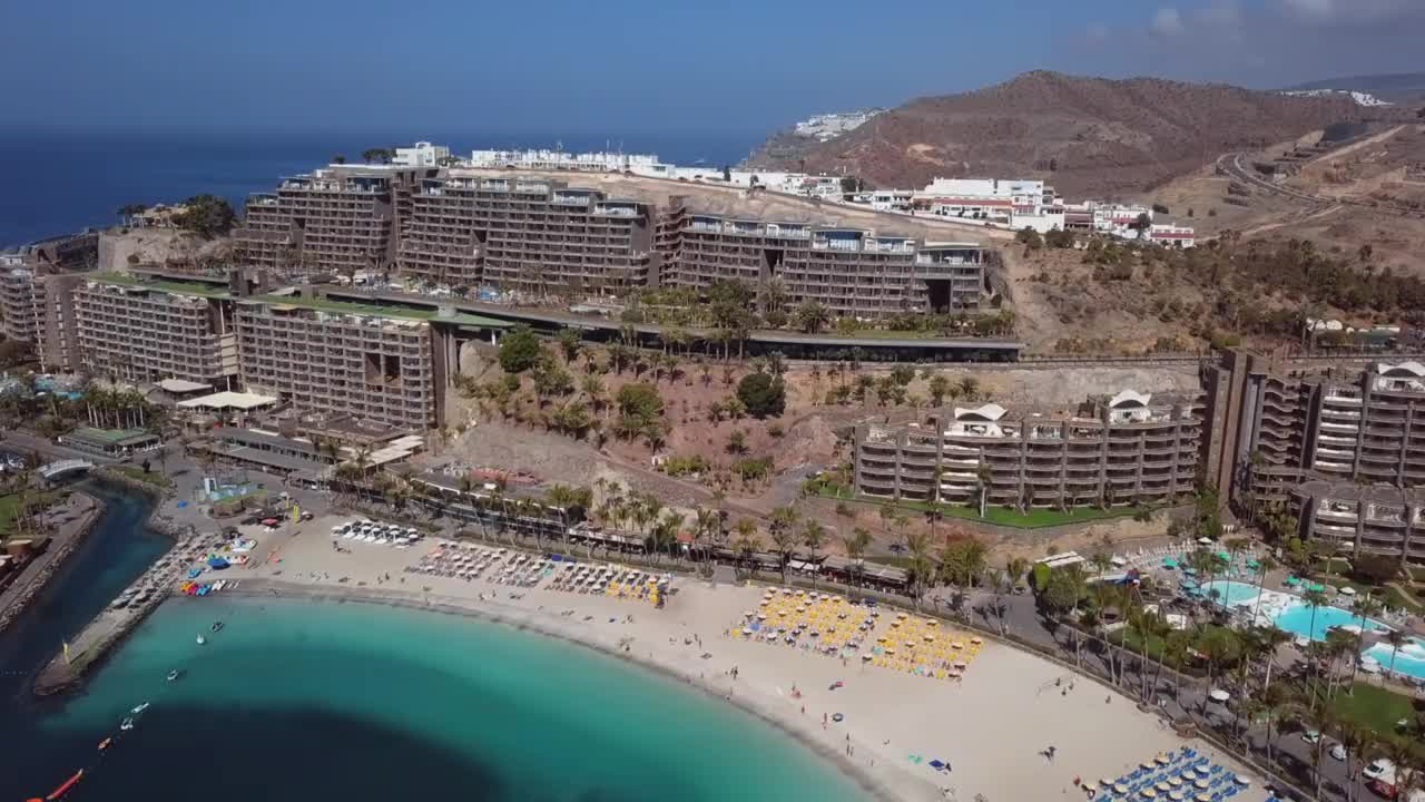 在西班牙加那利群岛的波多黎各的阳光海滩附近的夏季飞行视频素材
