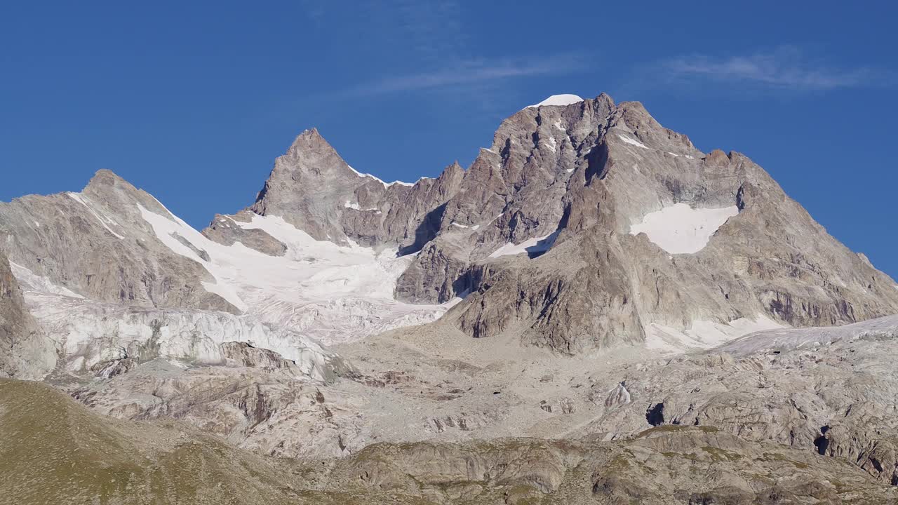 阿尔卑斯山最大的冰川阿莱奇冰川在瑞士日出时的令人惊叹的鸟瞰图视频素材