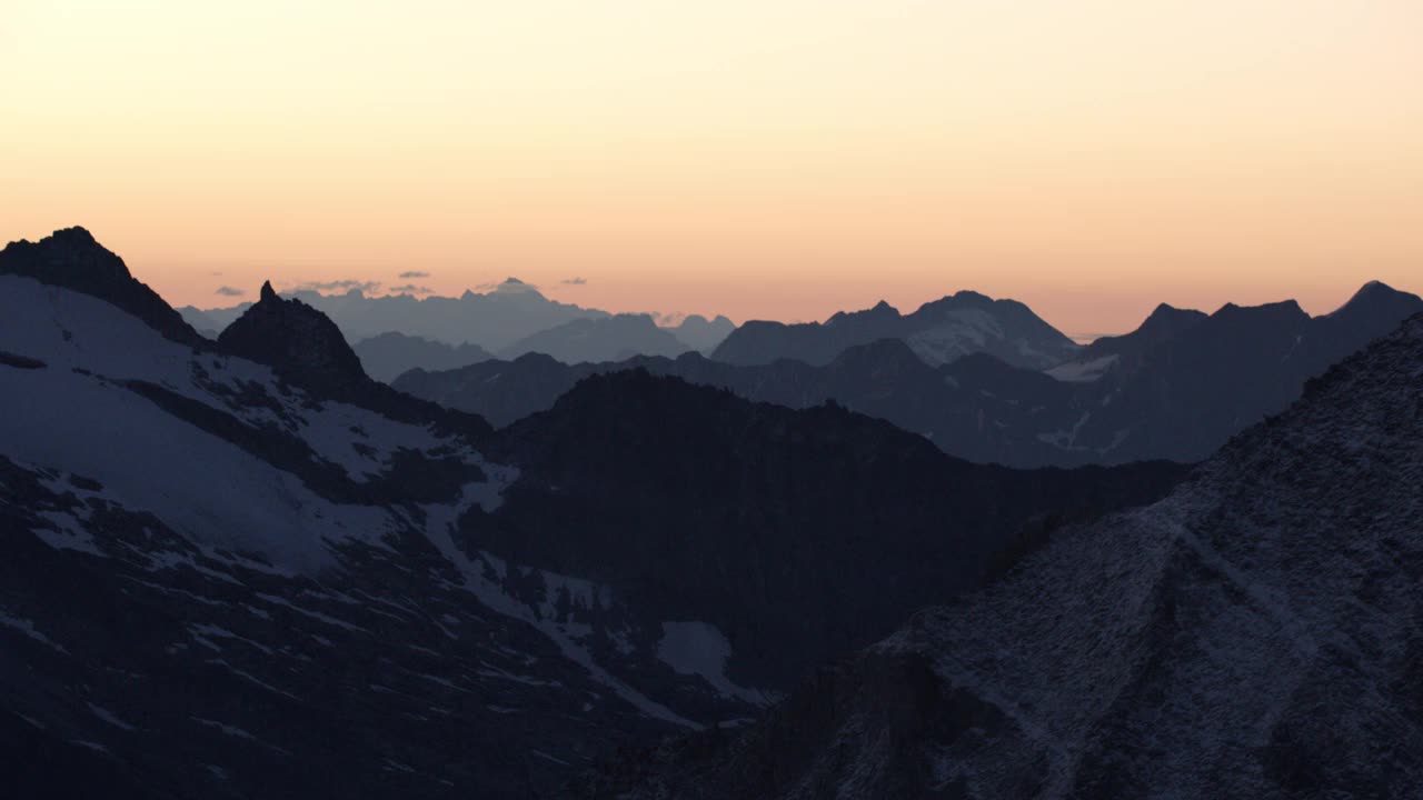 阿尔卑斯山最大的冰川阿莱奇冰川在瑞士日出时的令人惊叹的鸟瞰图视频素材