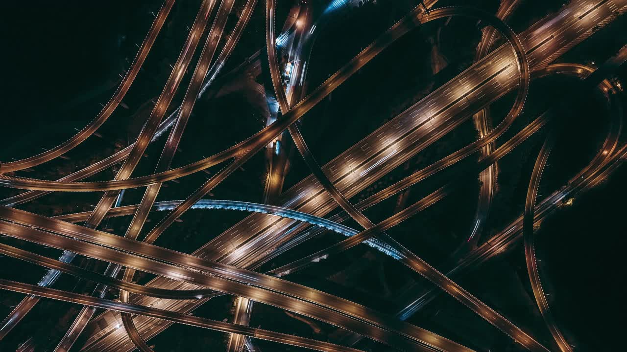 复杂立交桥及夜间交通繁忙的天桥鸟瞰图视频素材