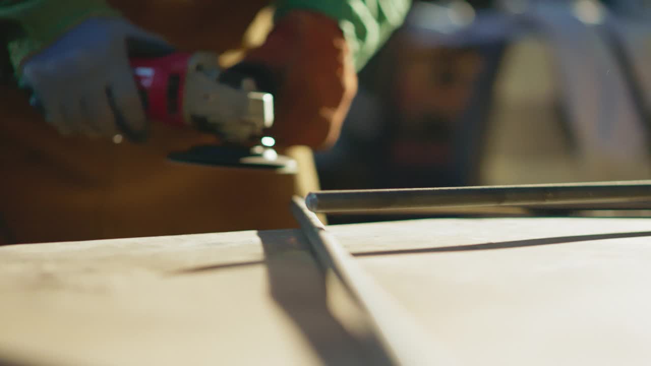 铜金属铁匠用角磨床磨下一个新焊接的接头视频素材