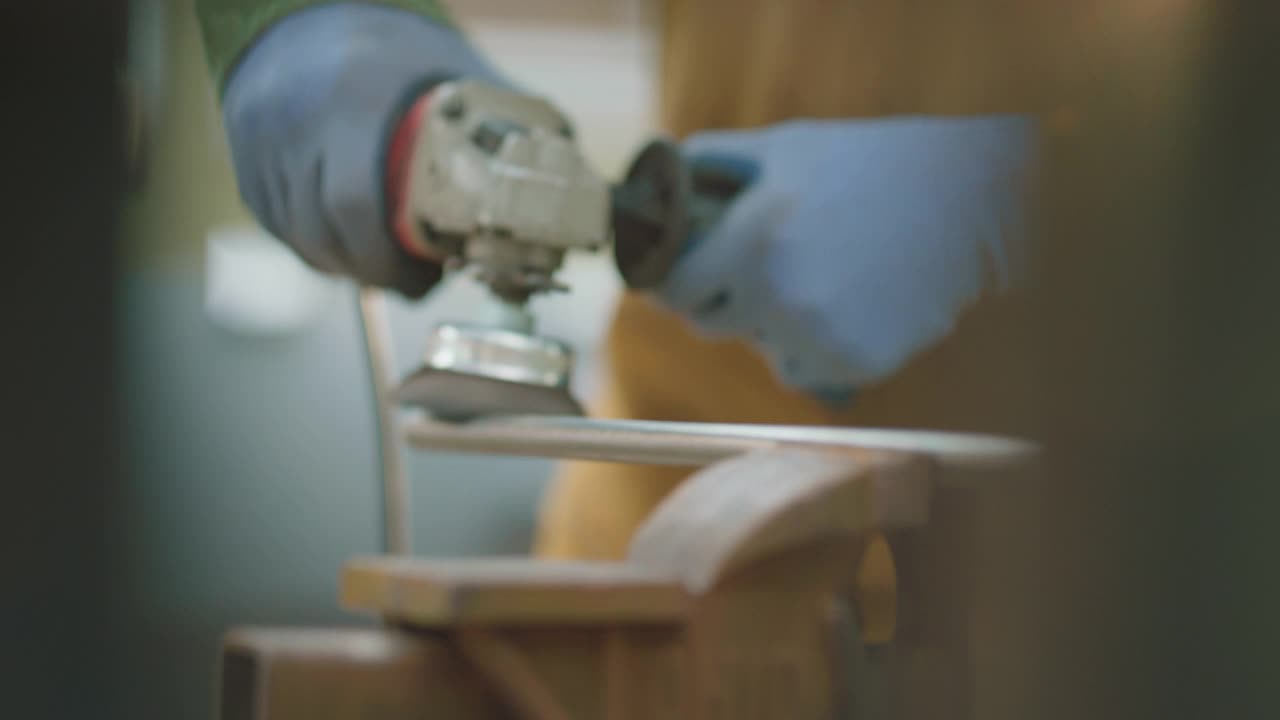 有经验的钢铁工人用角磨床打磨金属杆视频素材