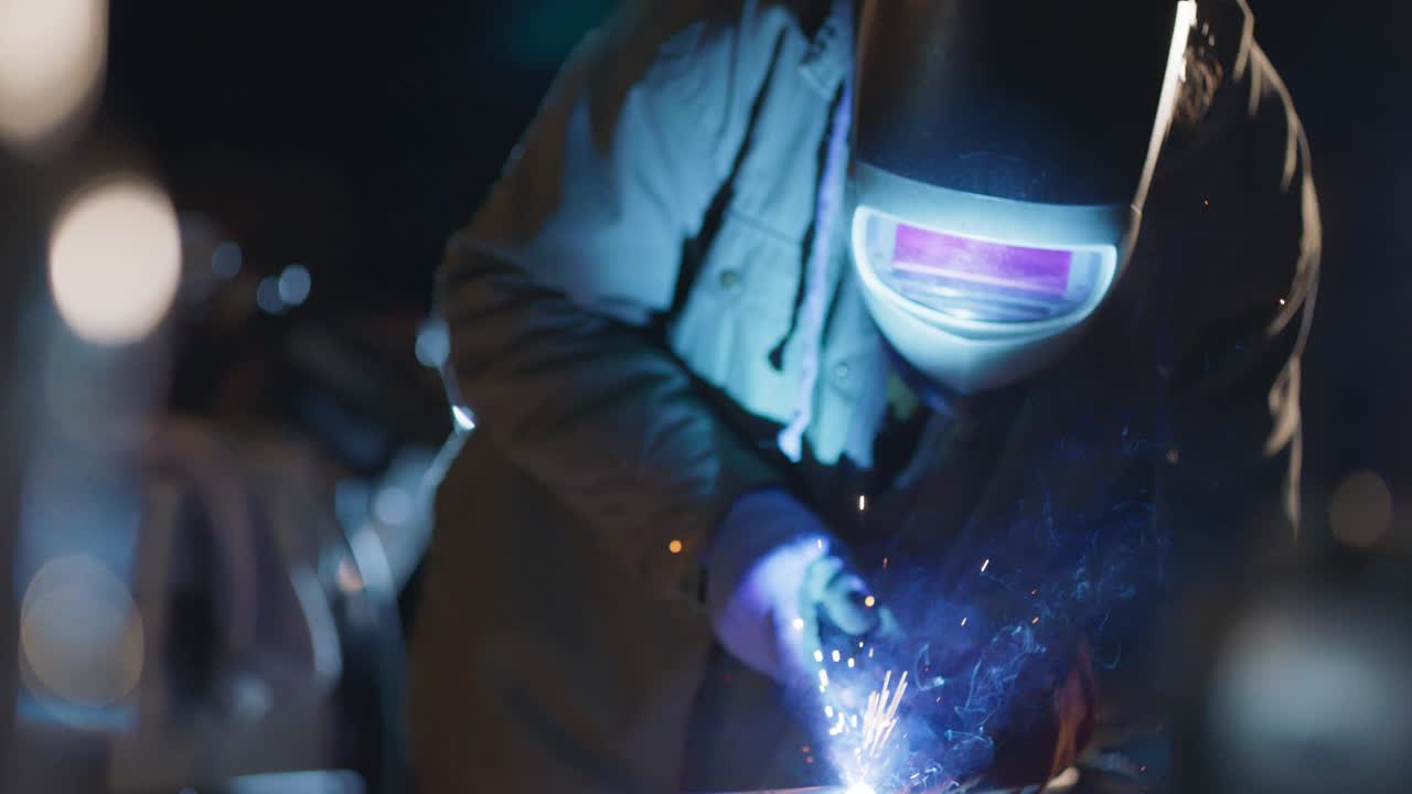 女金属工人用焊枪进行焊接视频下载