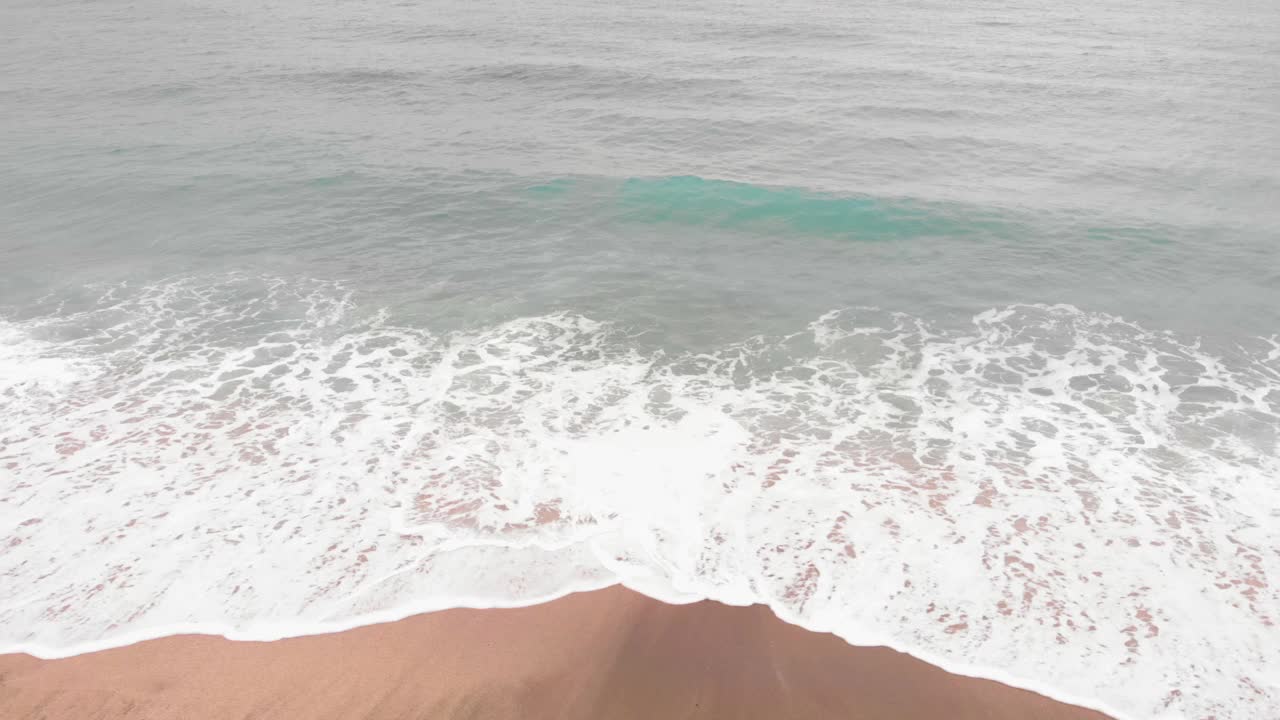 沙滩和美丽的蓝色海浪。汹涌的海浪。浪花般白色质地的海浪线。自然美丽的海视频素材