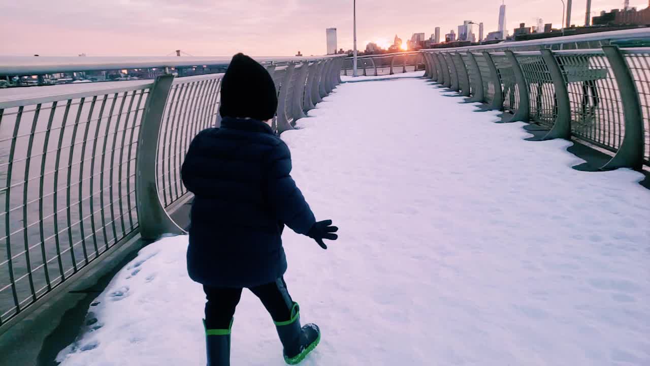 男孩在雪中奔跑-纽约市2021年视频下载
