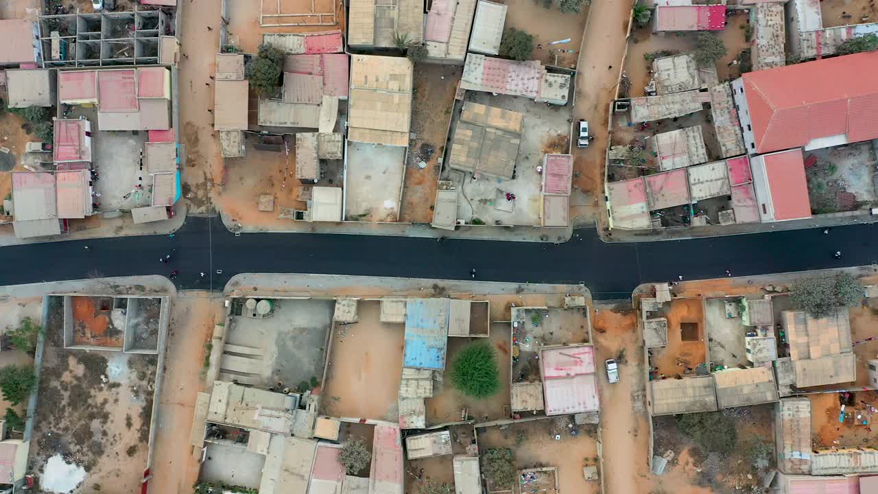 从上面俯瞰罗安达的街道。贫民窟与社会问题概念视频素材