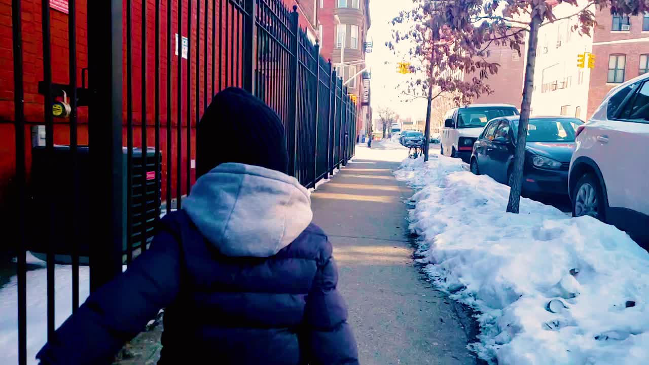 小男孩戴着面具在街上-纽约市2021年视频下载