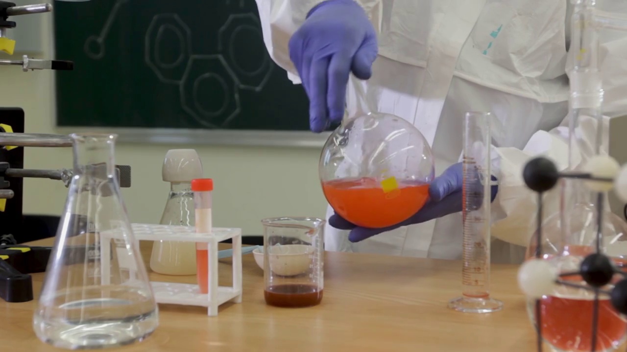 科学家化学家用试剂进行科学实验视频下载