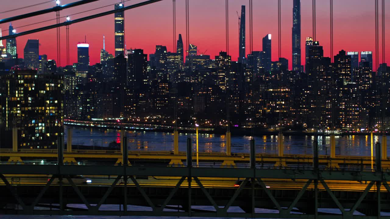 曼哈顿中城在夜晚照亮了天际线。RFK桥上的风景和交通。无人机镜头与平移摄像机运动。视频下载