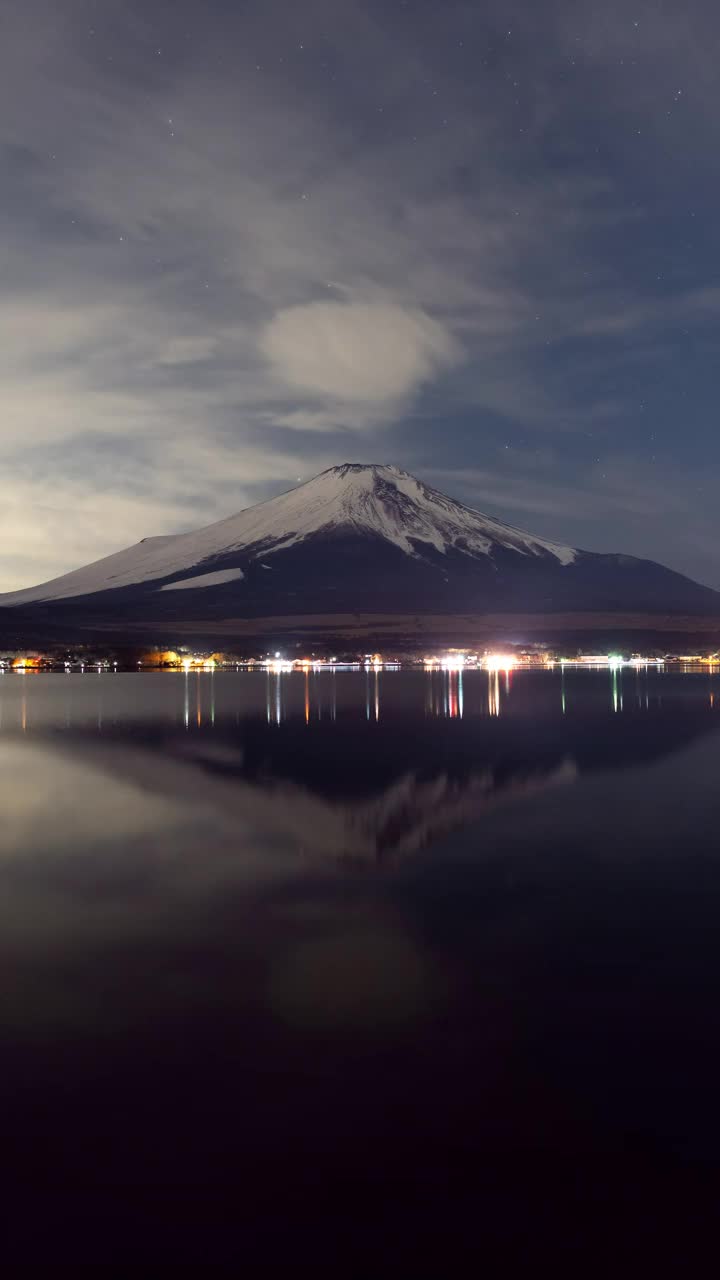 富士山夜晚的山中湖(垂直/延时)视频素材