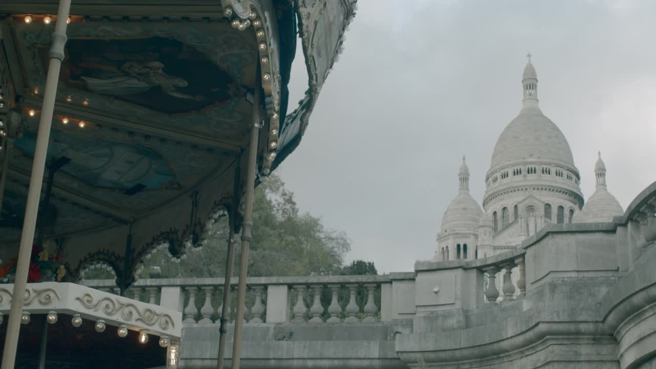 旋转木马和圣心大教堂-蒙马特，巴黎视频下载
