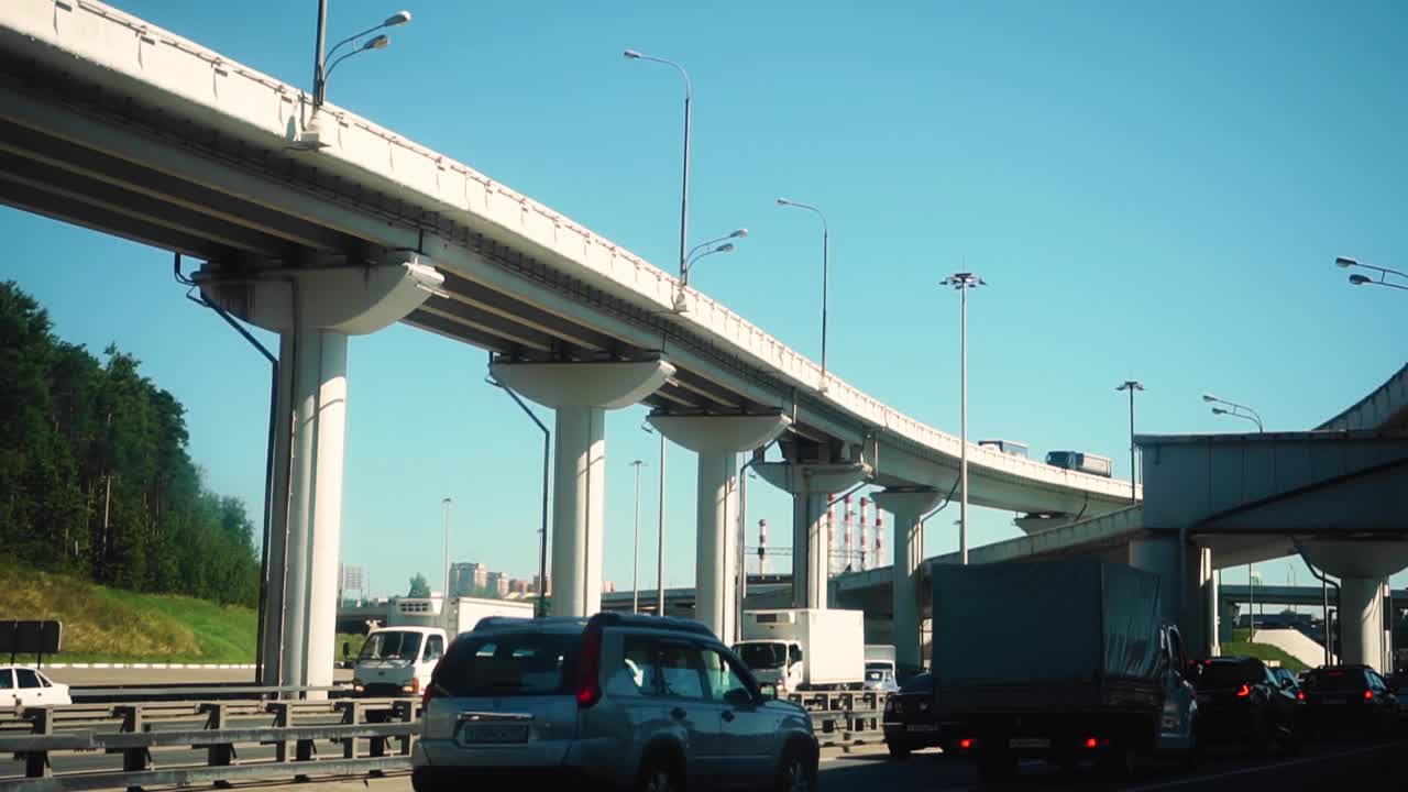 繁忙高速公路上立交桥下的交通。移动中射击视频素材