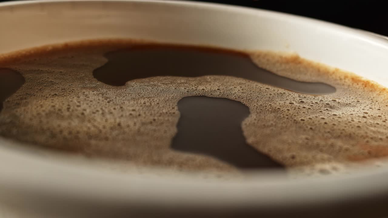 咖啡被倒进一个白色的杯子里视频下载