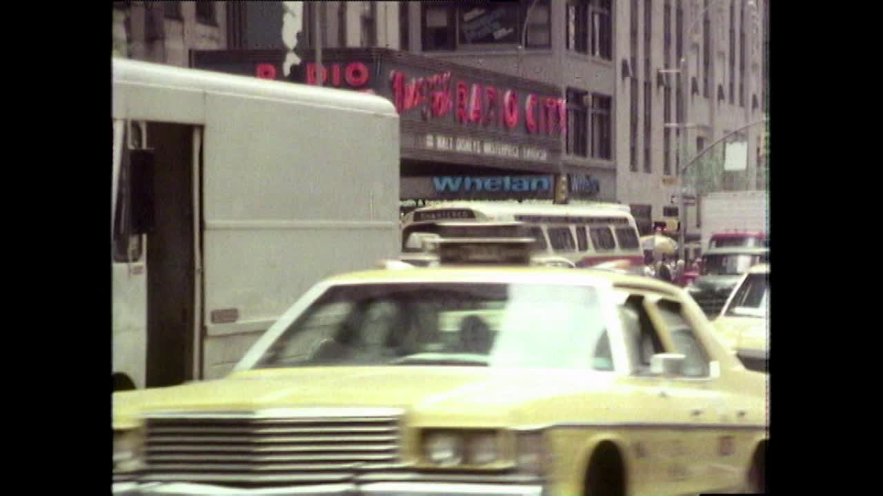 纽约餐厅和街头小吃车的快速序列;1980视频素材