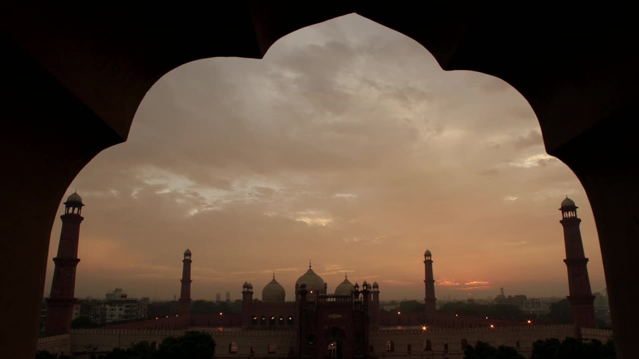 日落时分的巴德夏希清真寺，巴基斯坦视频素材