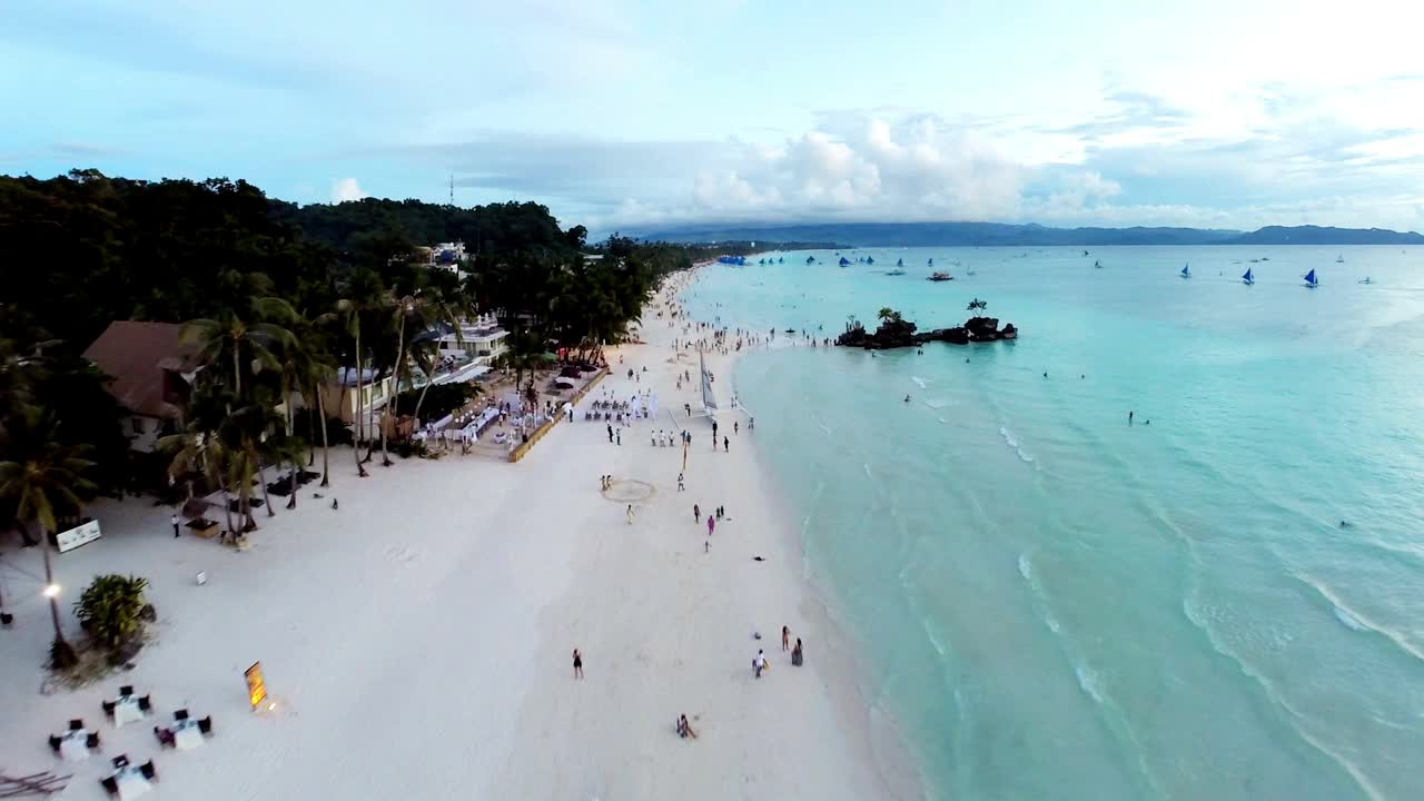 在长滩岛的白色海滩和威利岩上空飞行视频下载