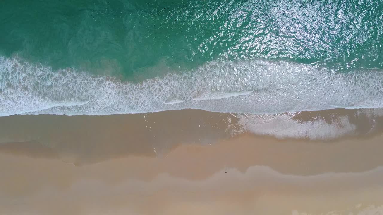顶视图美丽的白色沙滩和绿松石海水。视频下载