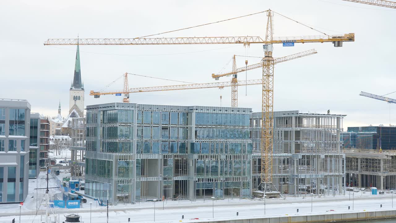 爱沙尼亚塔林建筑工地上移动的巨型起重机视频素材