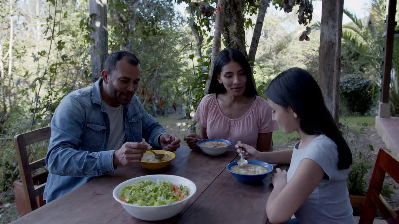 拉丁美洲家庭在乡下享受传统的哥伦比亚食物桑科乔视频素材