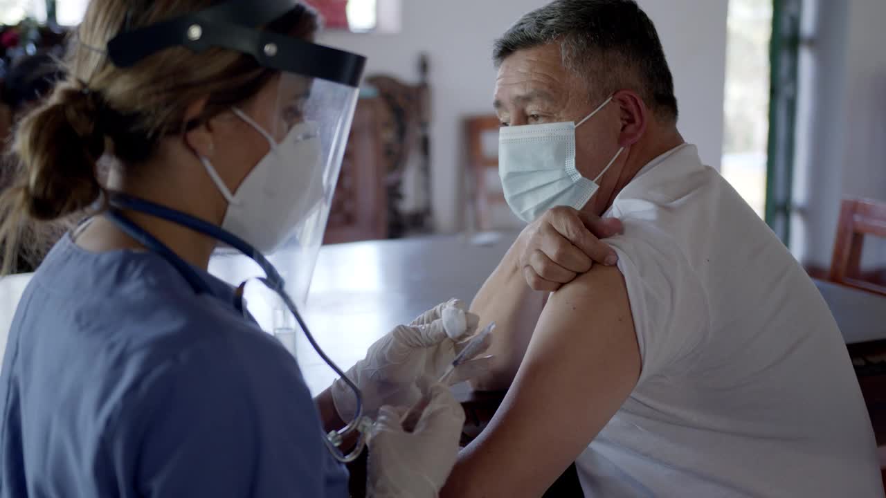 拉丁美洲男性患者在其农村家中接受女医生的covid-19疫苗接种视频下载