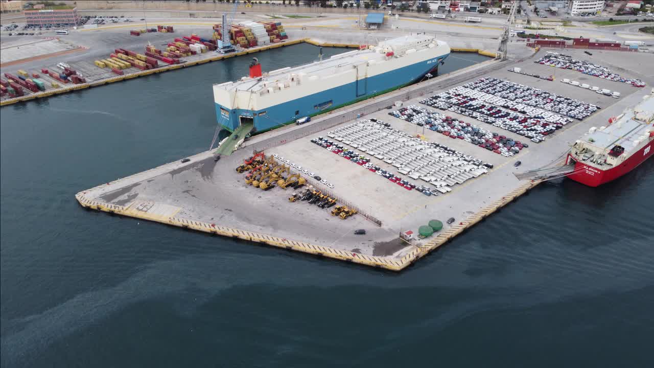 在靠近海关的希腊Keratsini港口，有不同大小的船只的航拍视频视频下载