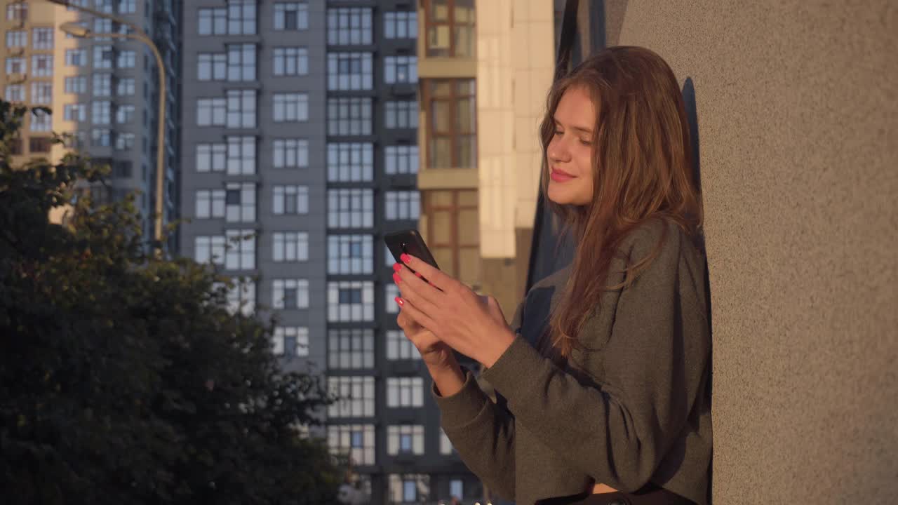 在城市背景下，青少年用智能手机在社交网络上进行视频通话视频素材
