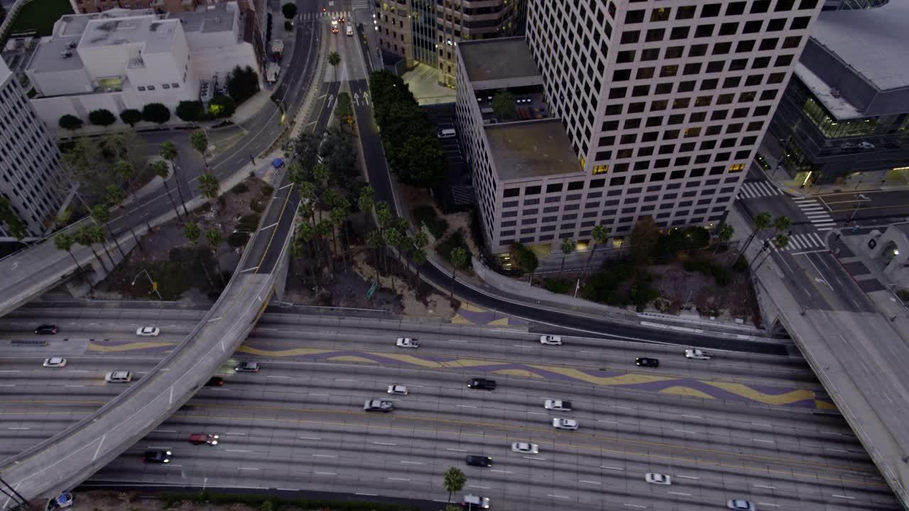 无人机向上倾斜拍摄110高速公路和DTLA金融区视频素材