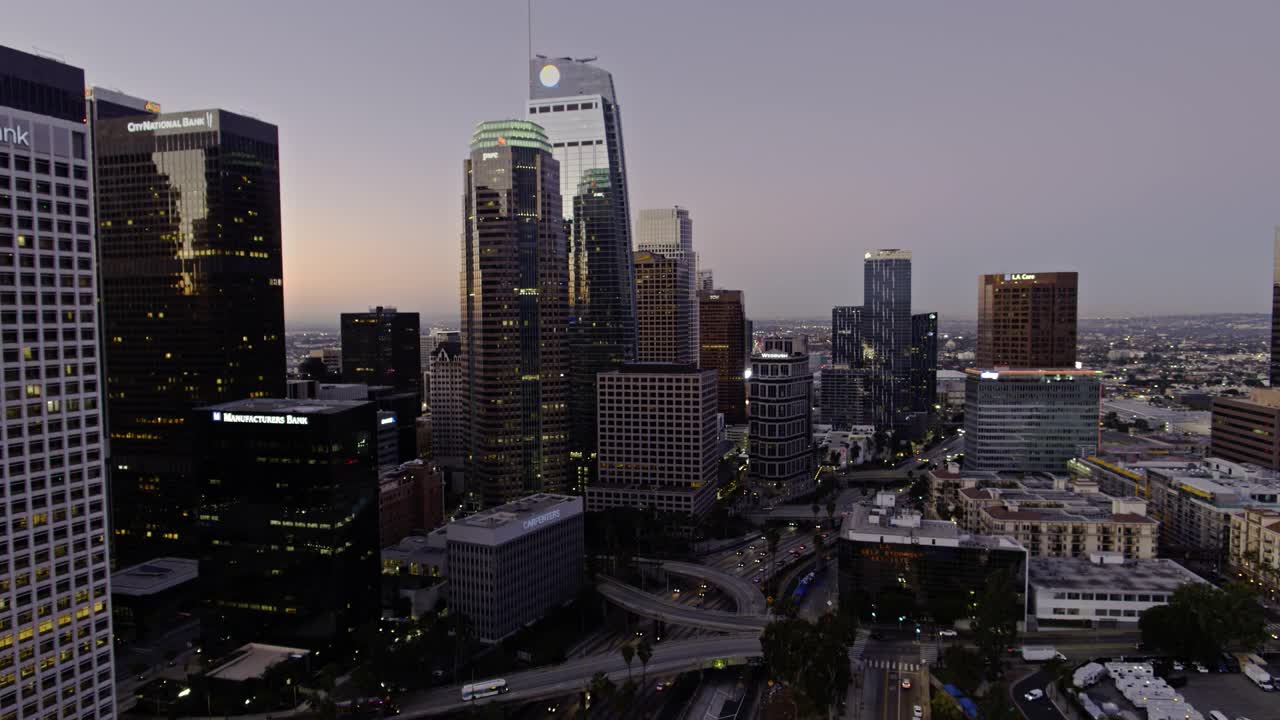SR-110切割洛杉矶市中心边缘的建筑物之间视频素材