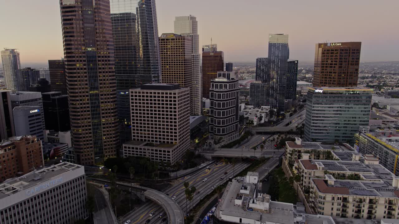 黎明时分，无人机拍摄的DTLA金融区和110高速公路视频素材