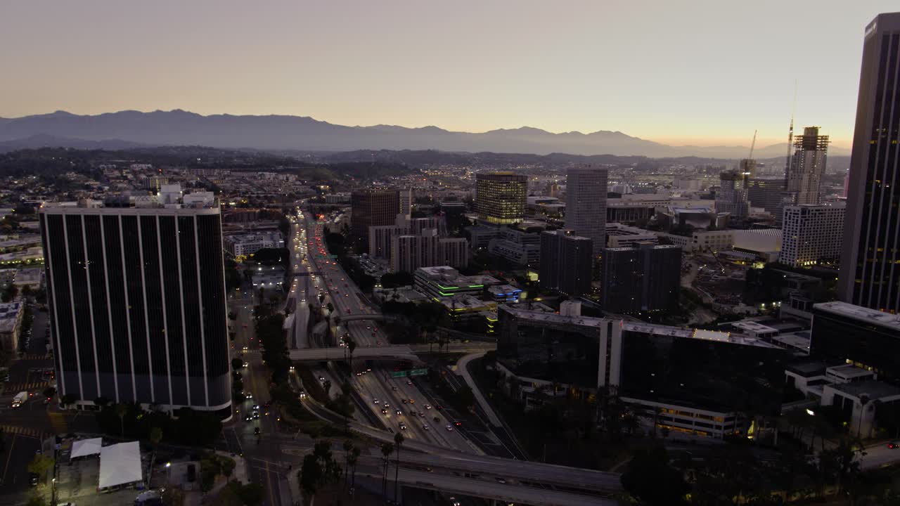 黎明时分，110架无人机飞过洛杉矶市中心视频素材