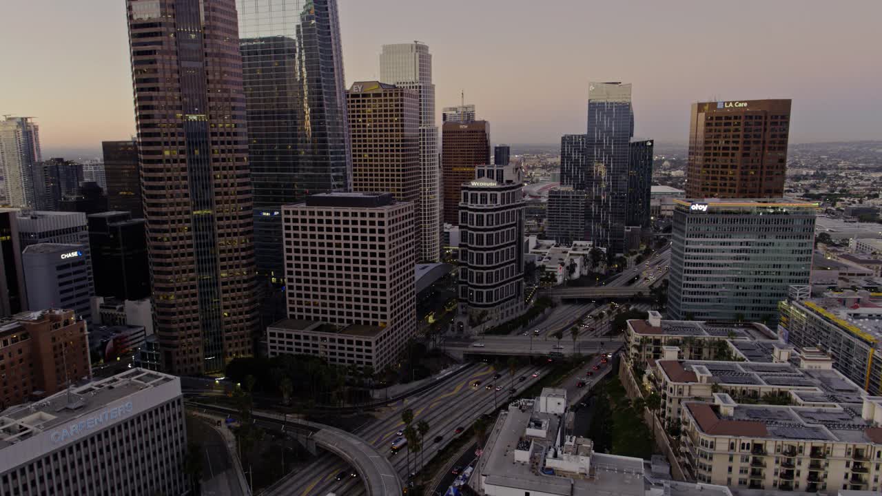 日出前，静态无人机拍摄了洛杉矶市中心边缘的110条高速公路视频素材