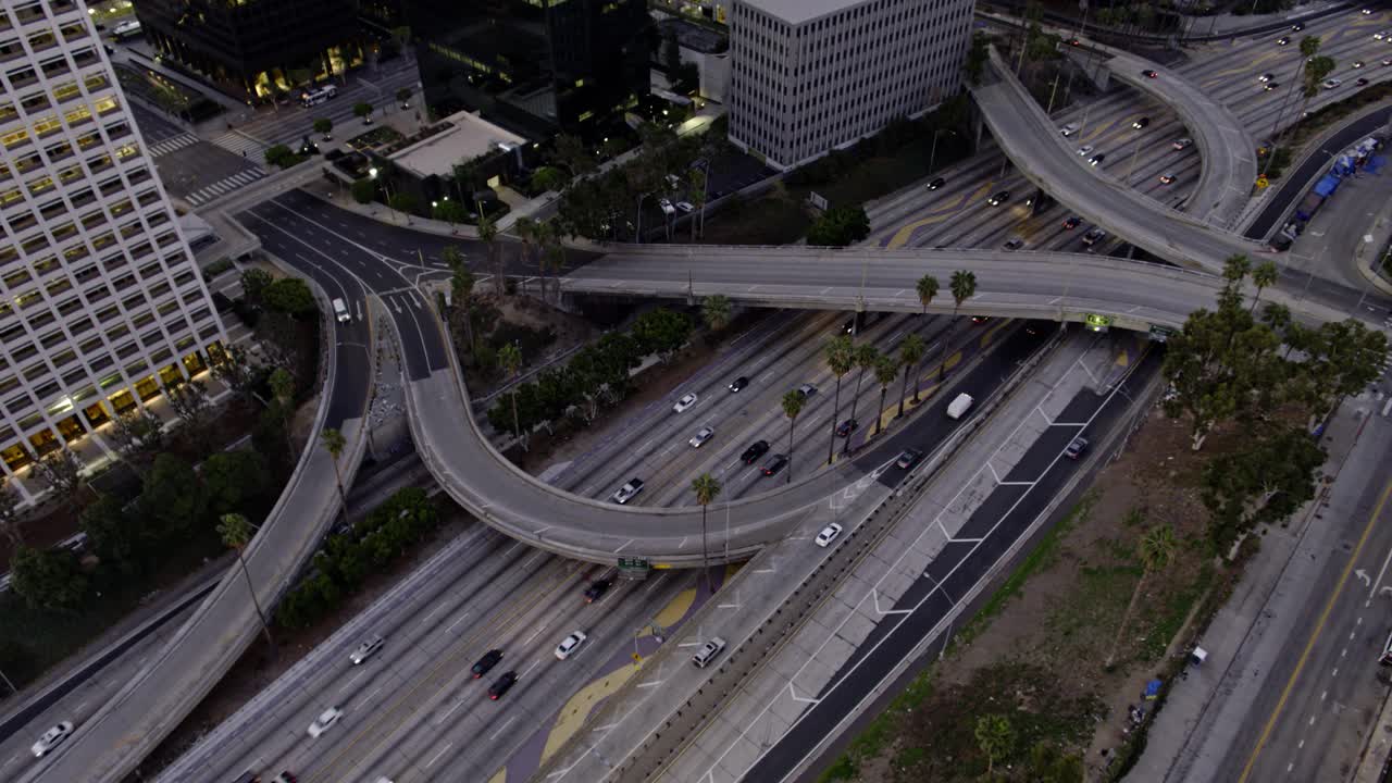 鸟瞰110高速公路在洛杉矶日出视频素材