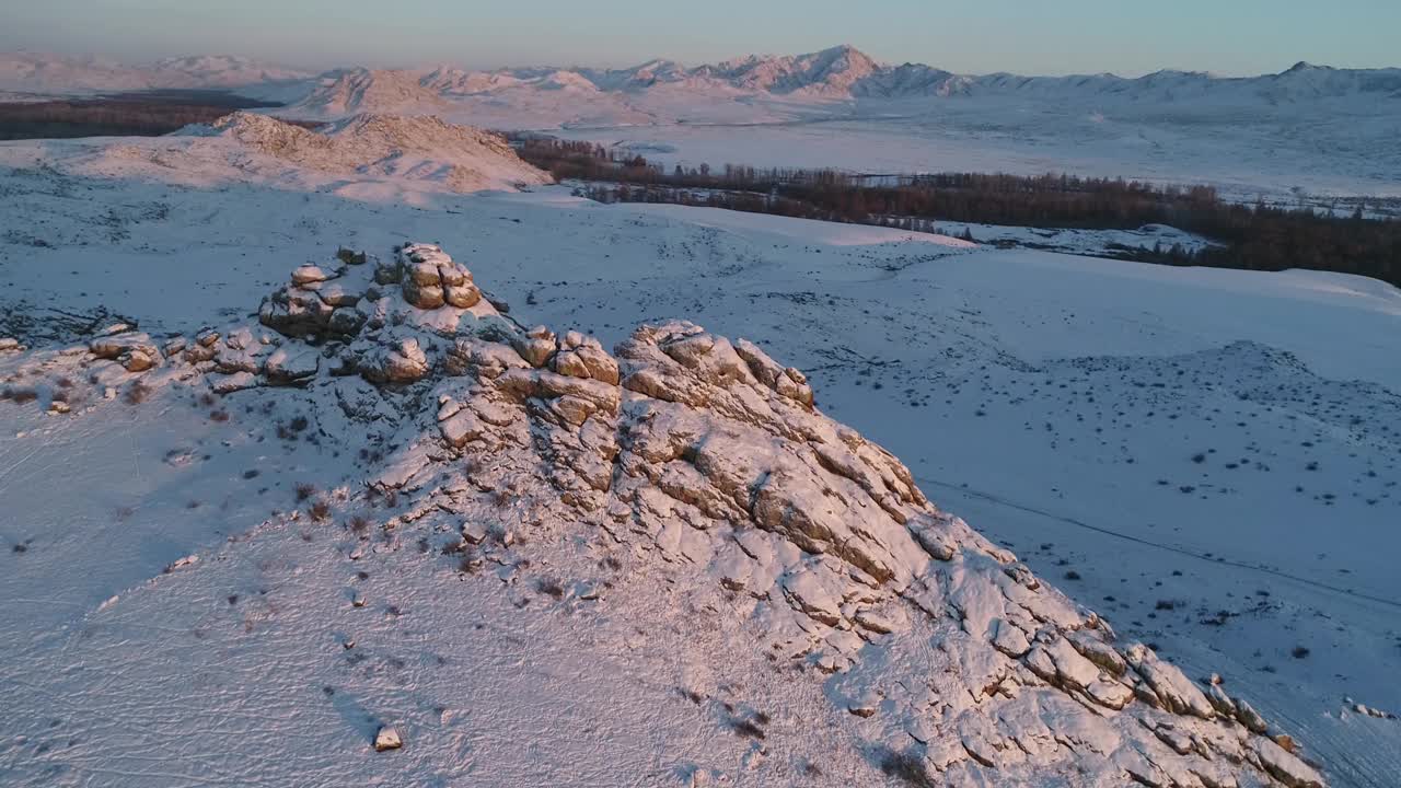 从高处看西图瓦共和国独特的山地自然景观视频下载