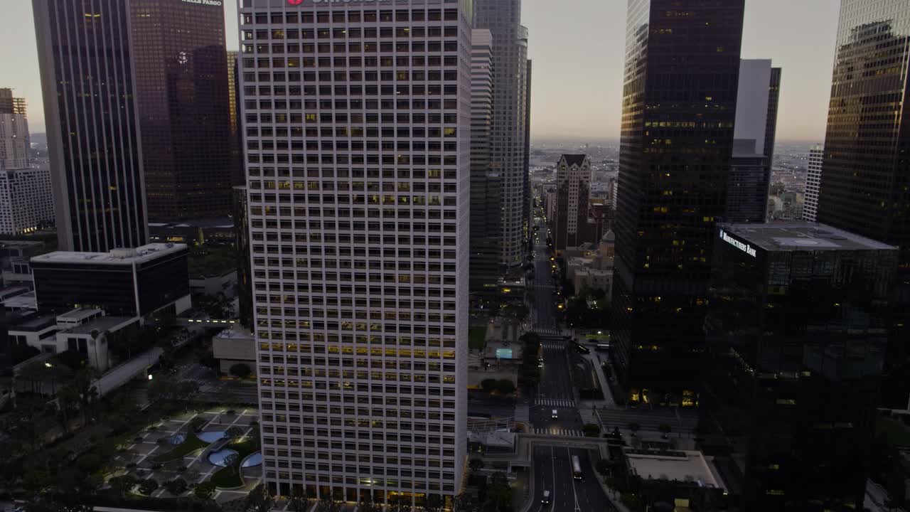 无人机拍摄的洛杉矶市中心从金融区到110高速公路视频下载