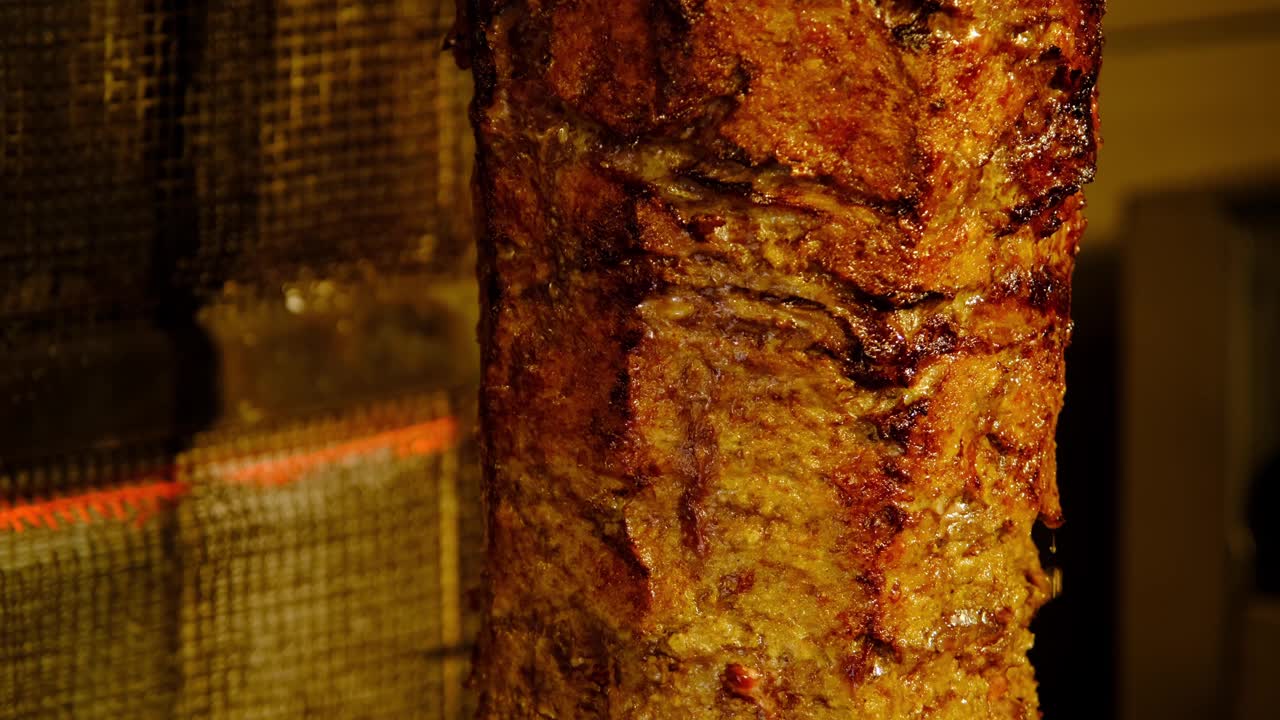 传统土耳其烤肉串或金属烤肉串视频素材