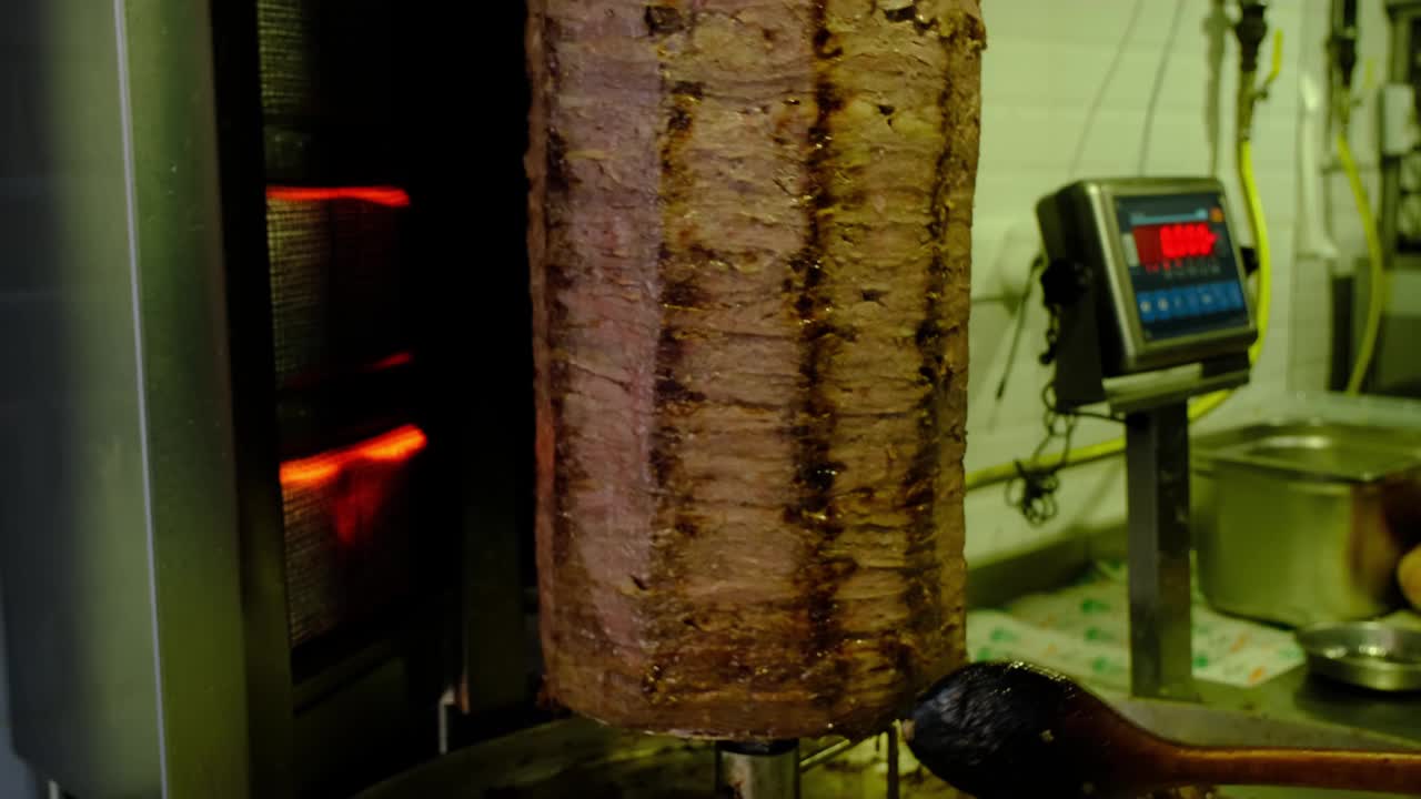 传统土耳其烤肉串或金属烤肉串视频素材