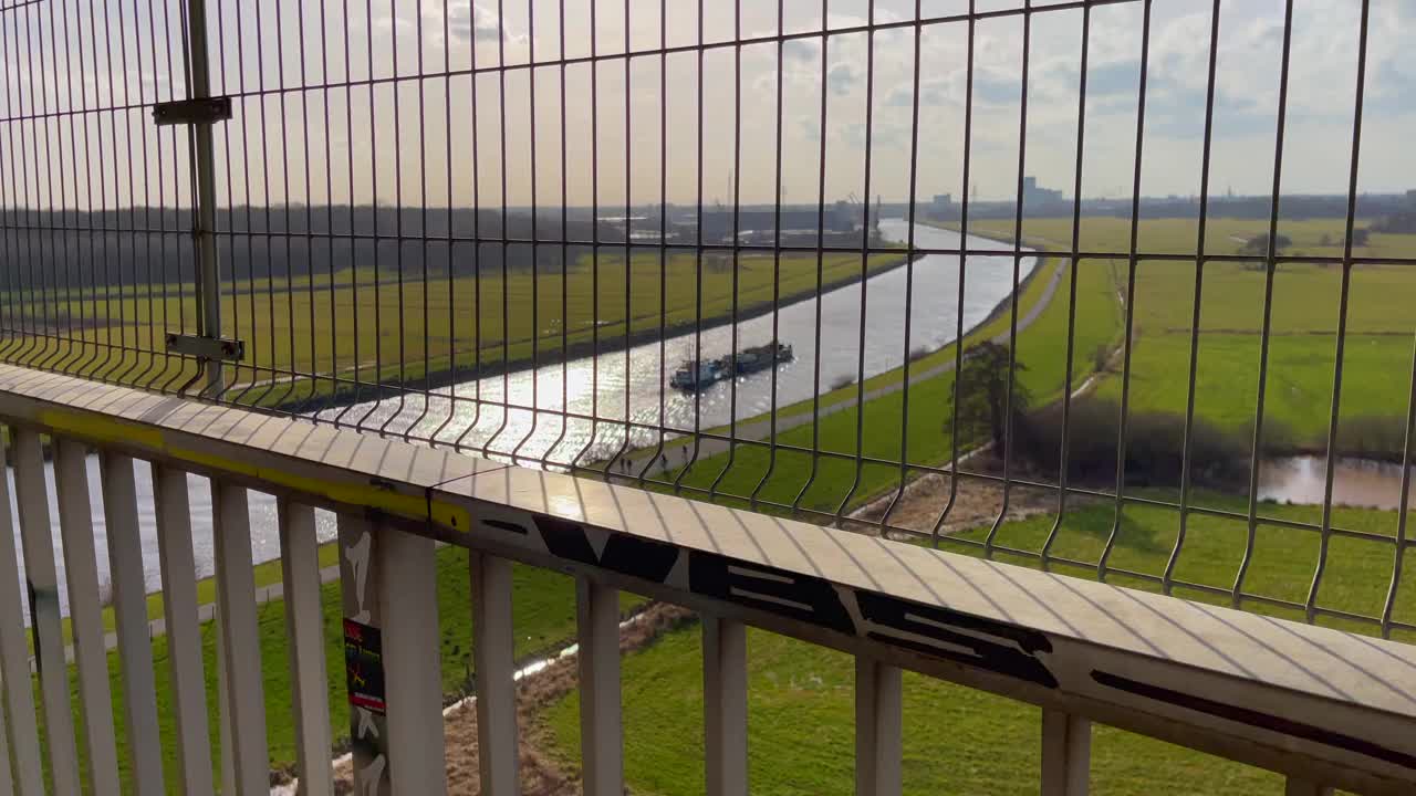 在高速公路下通往奥尔登堡市的Hunte桥上的景色视频下载