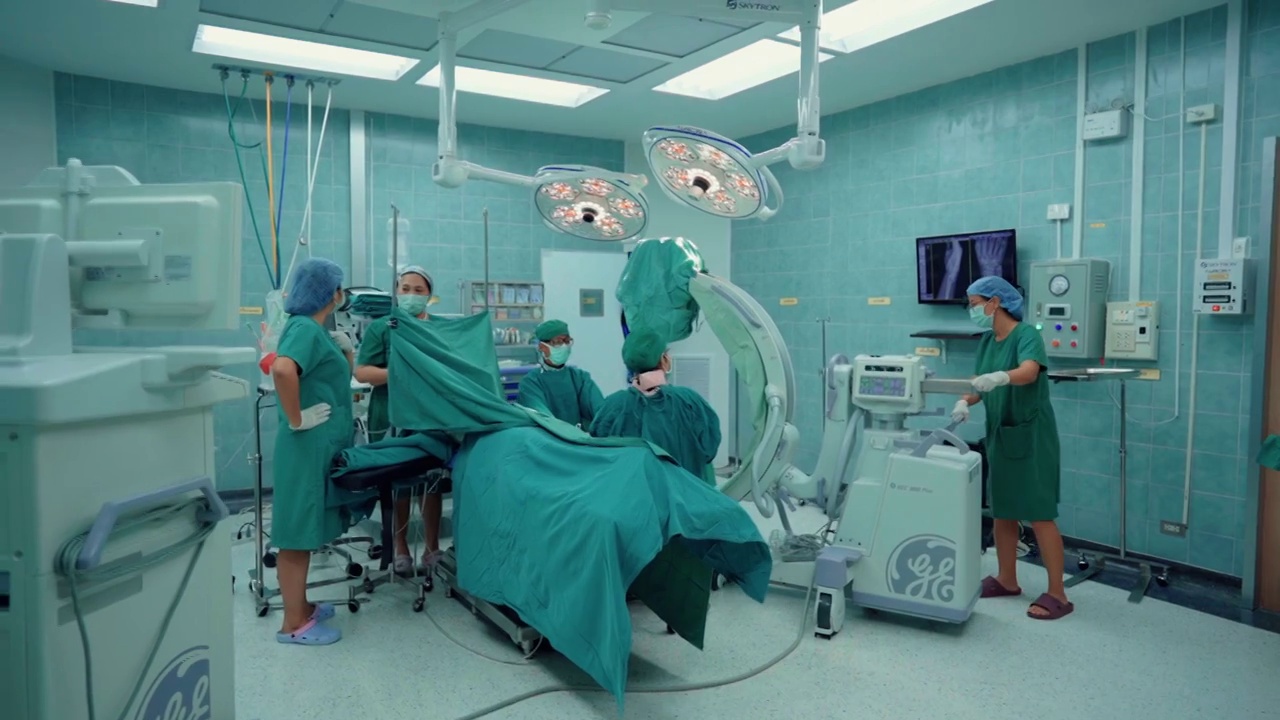 医疗队在手术室工作。视频素材
