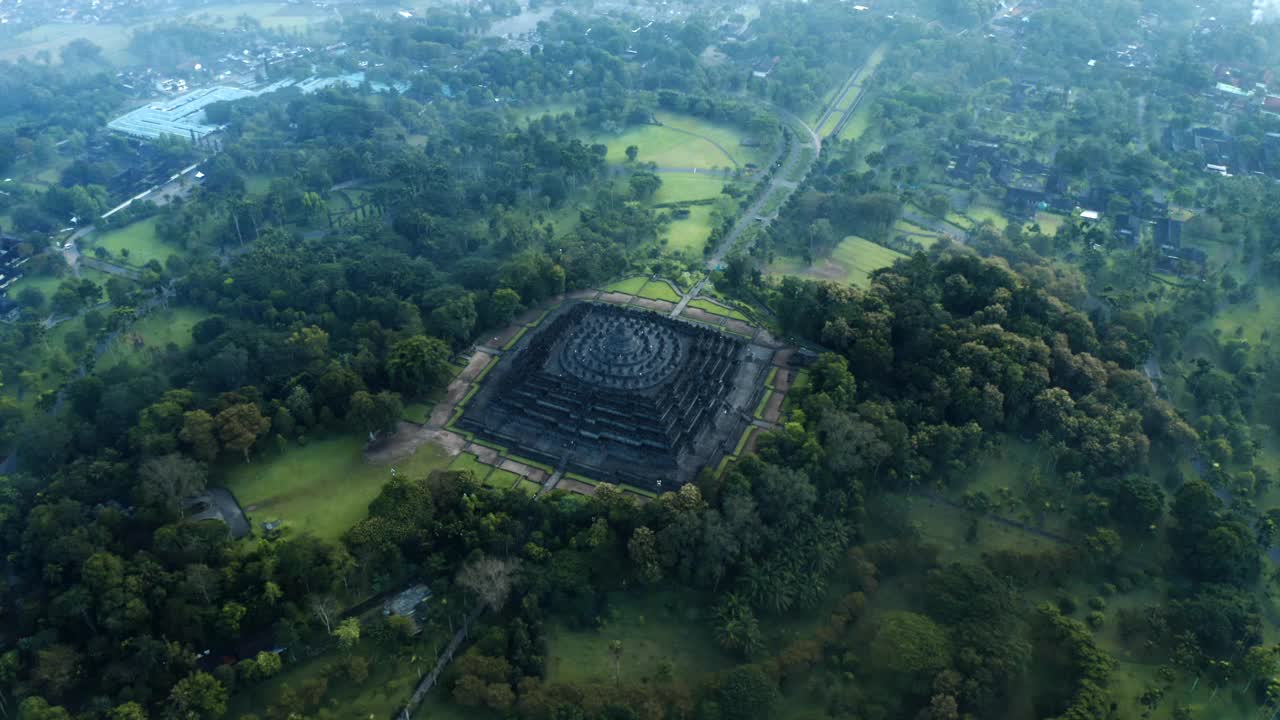 在一个阴沉的早晨鸟瞰婆罗浮屠寺视频下载