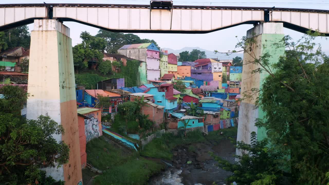 鸟瞰图的彩虹村在马郎，爪哇-股票视频视频下载
