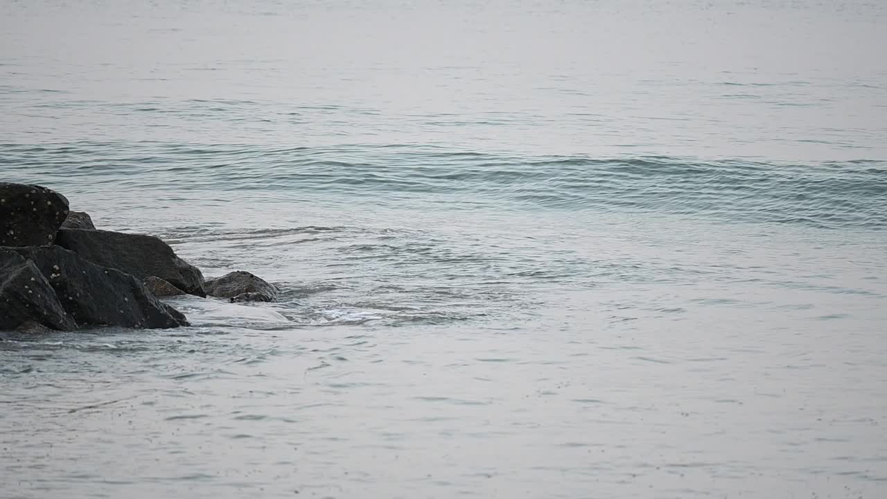 海浪冲击着岩石视频素材