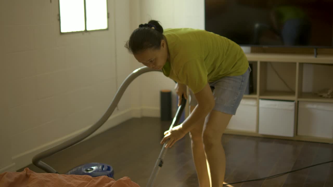 亚洲妇女在早上打扫房间。视频下载