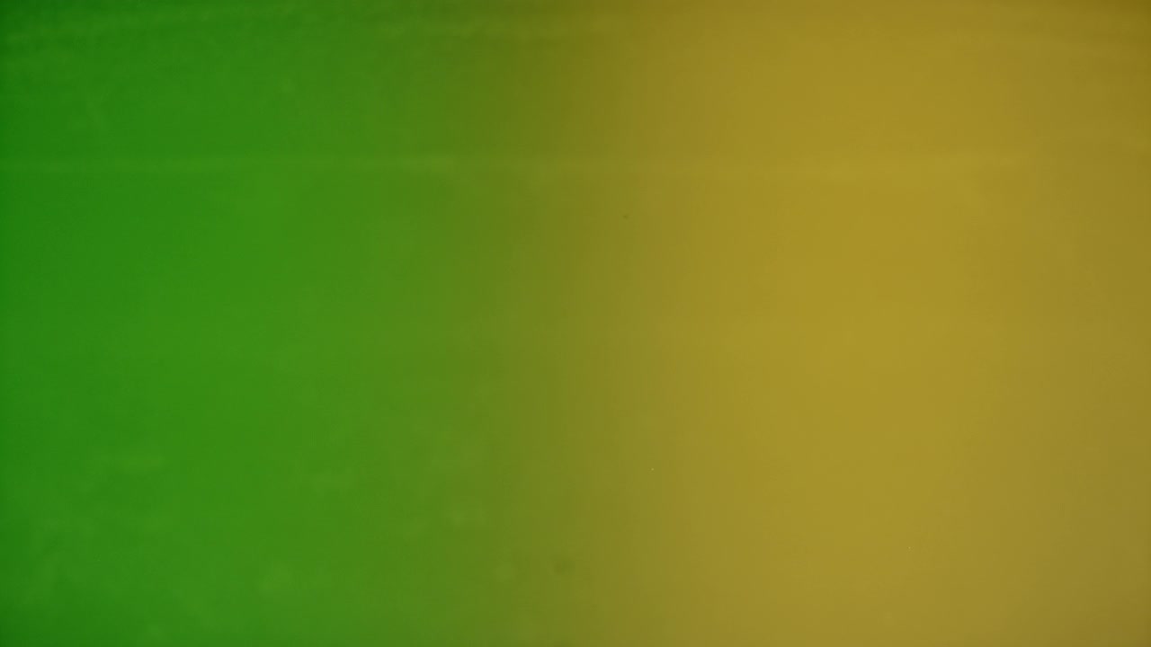 当水滴击中绿色和黄色的表面时，会产生水花和同心涟漪视频下载