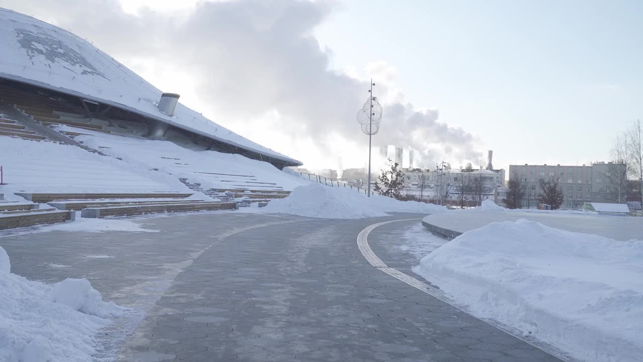 Zaryadye公园清理干净的小路和雪堆，以及Raushskaya发电厂的景色视频素材