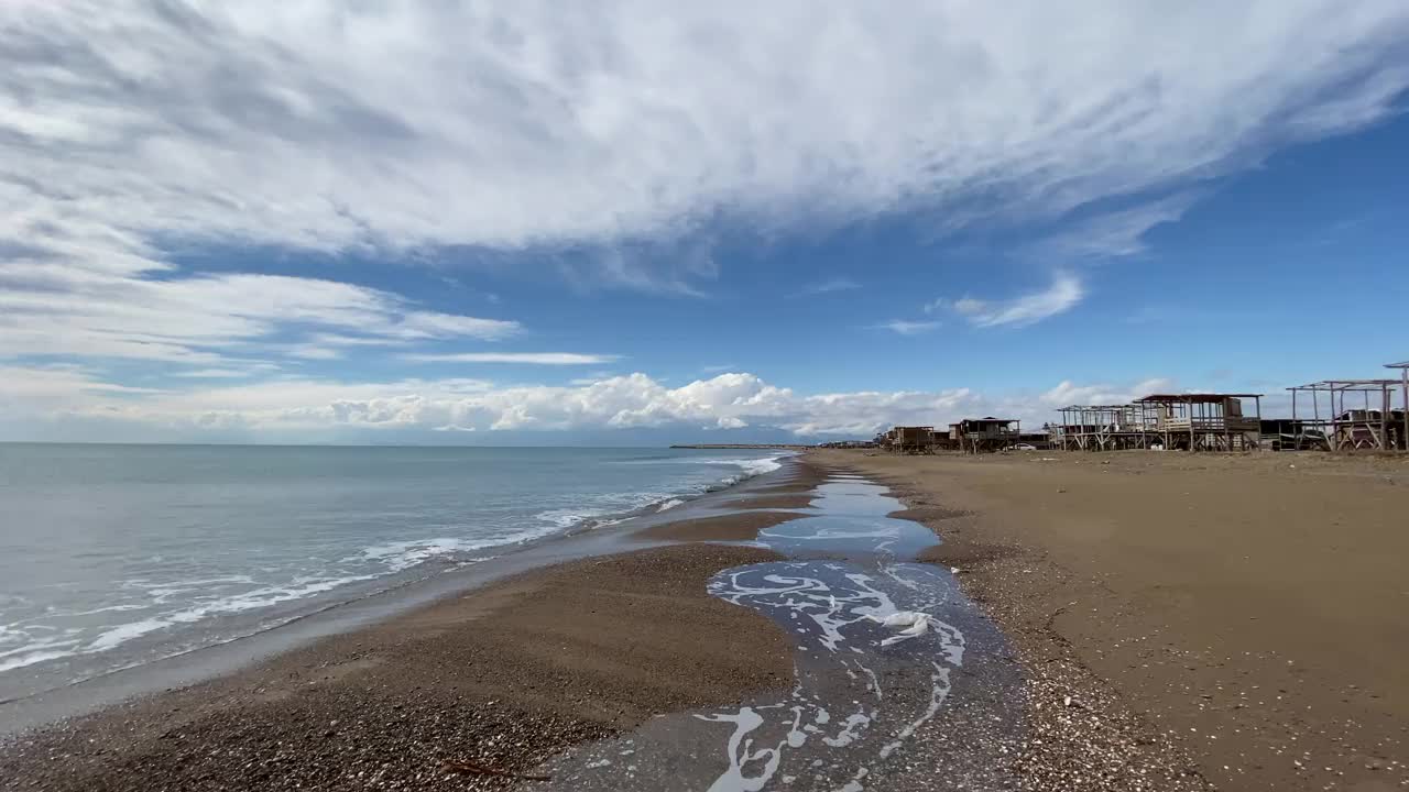 海浪，海滩和天空从右到左。视频素材